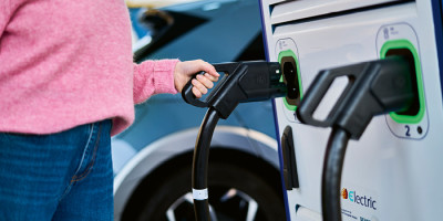 femme retire son chargeur Q8 electric